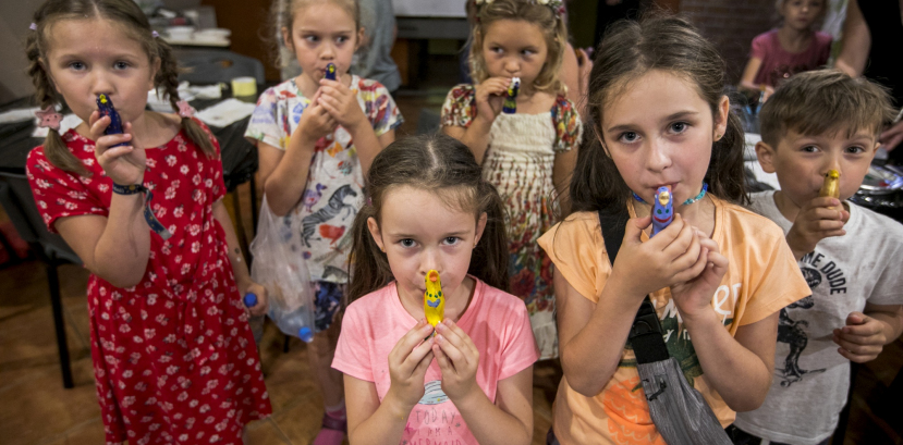 Dzieci grają na drewnianych instrumentach