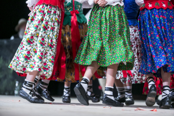Nogi tańczących dzieci ubranych w stroje regionalne