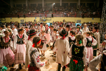 Dzieci z różnych krajów tańczą razem na scenie