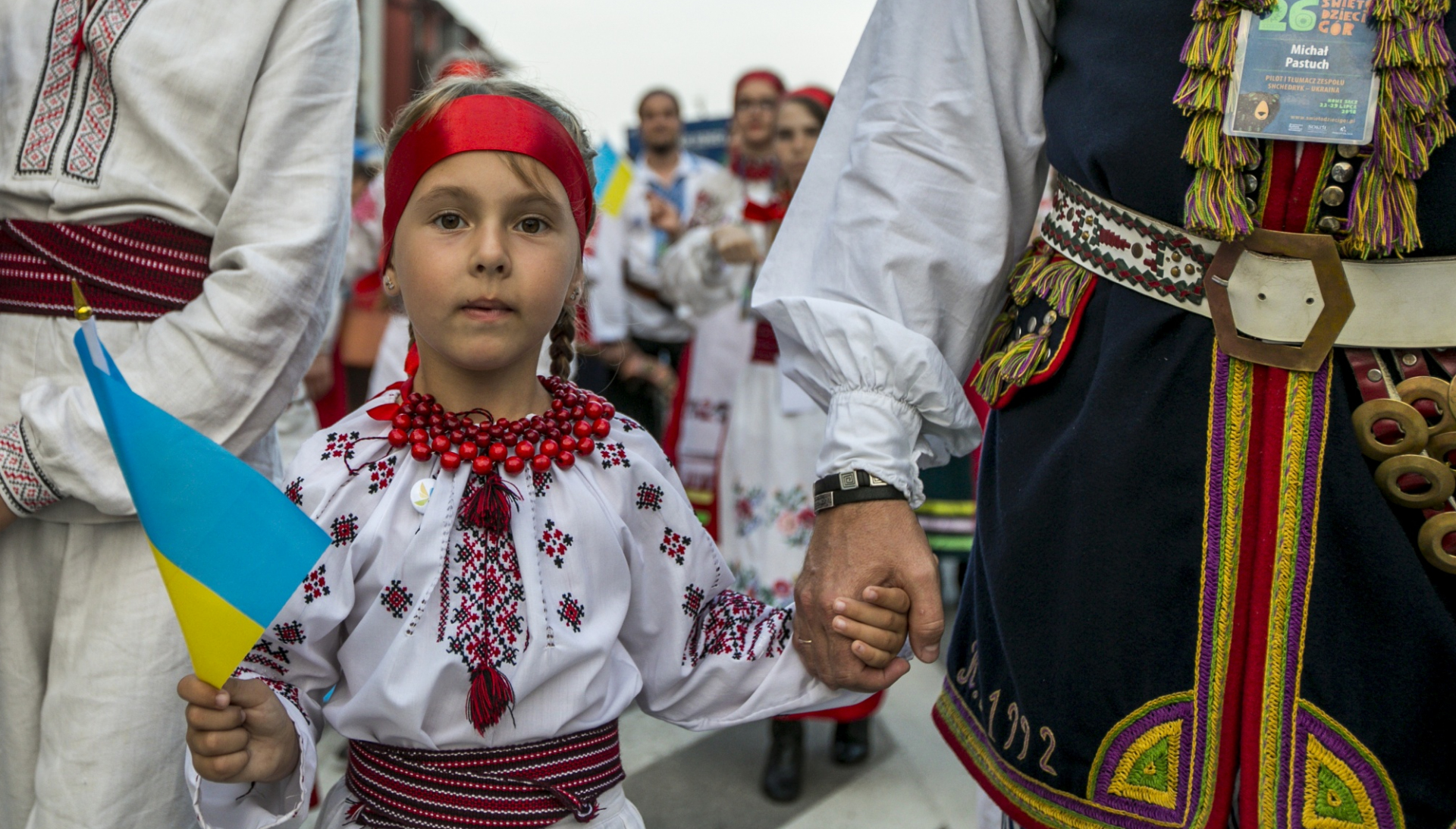 dziewczynka trzymająca w ręku małą flagę Ukrainy