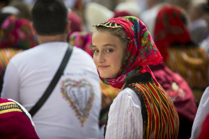 Galeria zawiera 87 zdjęć przedstawiających uczestników festiwalu w strojach regionalnych podczas mszy św. na zakończenie festiwalu na dziedzińcu Bazyliki św. Małgorzaty. Dzieci z poszczególnych zespołów czytają przy ambonie modlitwę wiernych. Pary reprezentujące każdy zespół otrzymują od biskupa i księży pamiątkowy obraz Przemienienia Pańskiego, będący kopią obrazu znajdującego się w ołtarzu głównym sądeckiej fary. Po mszy św. dzieci idą na rynek, gdzie tańcząc i śpiewając żegnają miasto.