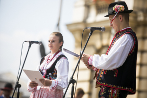 Galeria zawiera 61 zdjęć przedstawiających przedpołudniową prezentację zespołów HAJDUKI z Pewli Ślemieńskiej oraz ESBART MARBOLENY z Katalonii – Hiszpanii na sądeckim rynku. Dzieci w tradycyjnych strojach prezentują zgromadzonej publiczności tańce swoich regionów na tle sądeckiego Ratusza. Dzieci w tradycyjnych strojach prezentują zgromadzonej publiczności tańce swoich regionów na tle sądeckiego Ratusza. 