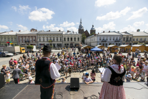 Galeria zawiera 39 zdjęć przedstawiających przedpołudniową prezentację zespołów POLANY z Kościeliska oraz THE FLYING FISH z wyspy Lan Tu z Tajwanu na sądeckim rynku. Dzieci w tradycyjnych odświętnych strojach prezentują zgromadzonej publiczności tańce swoich regionów na tle sądeckiego Ratusza. Dzieci w tradycyjnych odświętnych strojach prezentują zgromadzonej publiczności tańce swoich regionów na tle sądeckiego Ratusza. 