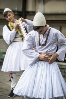 Zespoły w tradycyjnych strojach prezentują zgromadzonej publiczności tańce swoich regionów na tle sądeckiego Ratusza. 