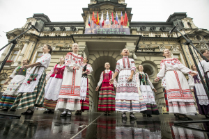 Galeria zawiera 19 zdjęć przedstawiających przedpołudniową prezentację zespołów KIYRPECKI z Łącka oraz ZORACHKA z Białorusi. Zespoły w barwnych strojach prezentują kulturę swoich regionów na tle sądeckiego Ratusza. Zespoły w barwnych strojach prezentują kulturę swoich regionów na tle sądeckiego Ratusza.