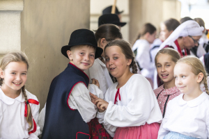 Galeria zawiera 47 zdjęć przedstawiających przedpołudniową prezentację zespołów MAŁE ROŻNOWIOKI z Rożnowa oraz ŐRDŐGSZEKÉR z Węgier. Zespoły w barwnych strojach regionalnych prezentują żywiołową kulturę swoich regionów na tle sądeckiego Ratusza. 