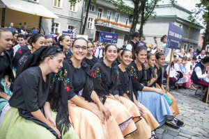 Galeria zawiera 124 zdjęcia przedstawiające uczestników festiwalu w strojach regionalnych podczas mszy św. na rozpoczęcie festiwalu na dziedzińcu Bazyliki św. Małgorzaty. Dzieci aktywnie uczestniczą w mszy: czytają modlitwę wiernych, śpiewają pieśni. Przedstawiciele zespołów uczestniczą w uroczystym spotkaniu z władzami miasta i regionu w sądeckim Ratuszu. 