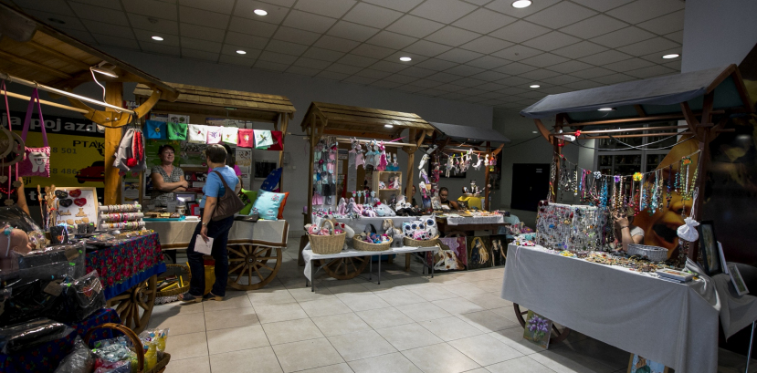 Stoiska z rękodziełem ustawione w korytarzu