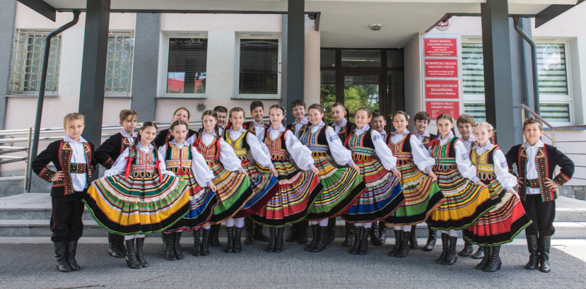 dzieci w strojach regionalnych