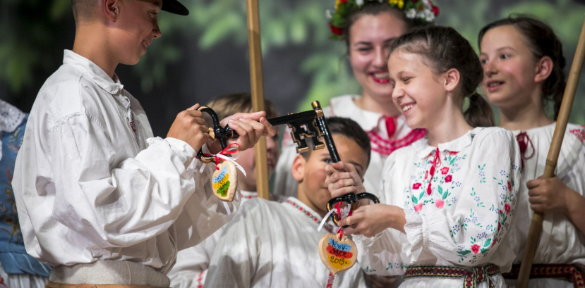 Dziewczynka i chłopiec uderzają o siebie dużymi kluczami