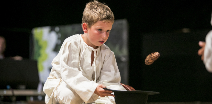 dzieci w strojach regionalnych stoją obok siebie