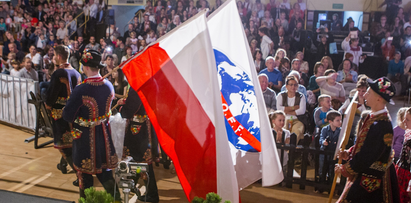 mężczyźni niosą flagę Polski i CIOFFu
