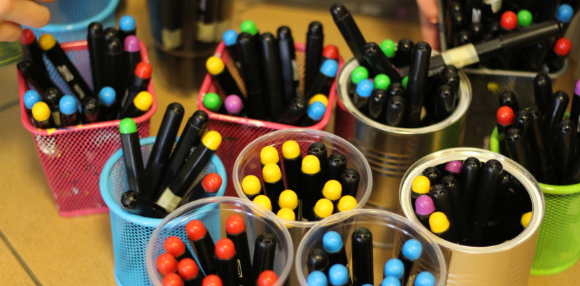 Kolorowe flamastry w kubkach.