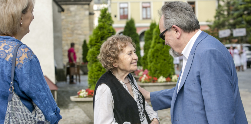 Kobieta w mężczyzną rozmawiają ze sobą.