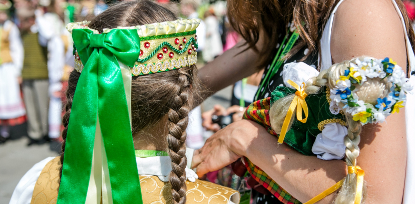 Włosy dziewczynki, która stoi tyłem do zdjęcia.