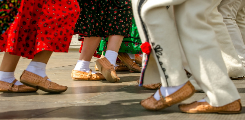 Dolne części strojów regionalnych.