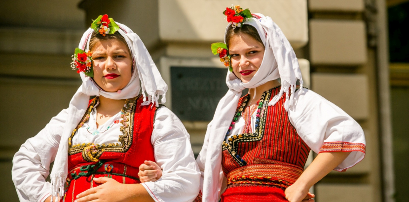 Dwie dziewczyny w czerwonych strojach ludowych.