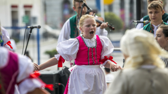 Dziewczynka w stroju ludowym na świeżym powietrzu.