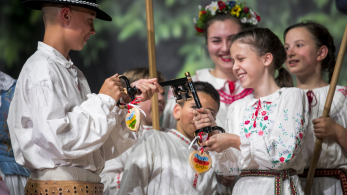 Dziewczynka i chłopiec uderzają o siebie dużymi kluczami