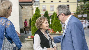 Kobieta w mężczyzną rozmawiają ze sobą.