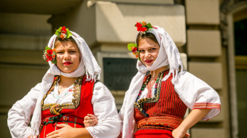 Dwie dziewczyny w czerwonych strojach ludowych.