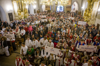 Duża grupa ludzi w kościele.