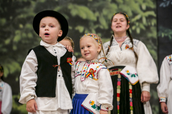 Mały chłopiec i dziewczynka stoją na scenie